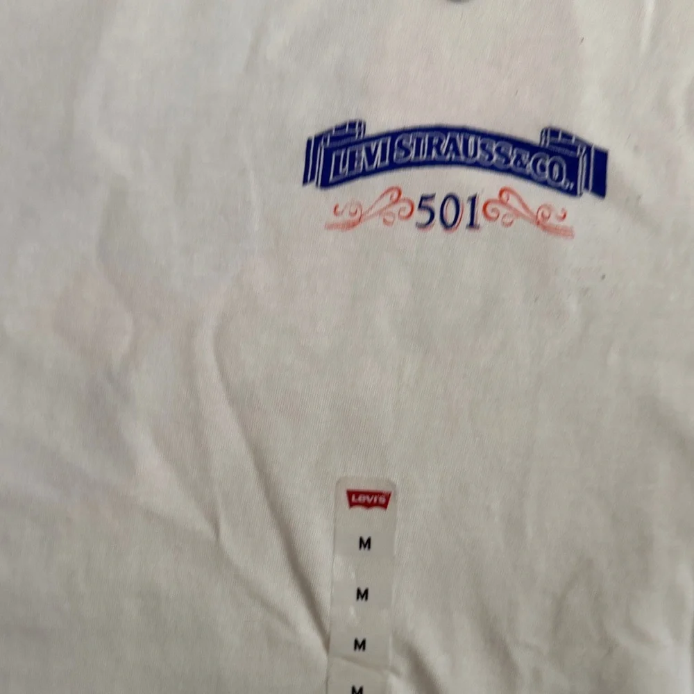 Levi's Cream Short-Sleeve Graphic Logo Tee with Blue Accent